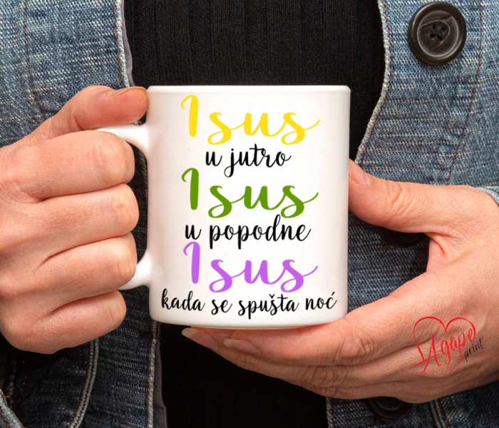 Šalica s tekstom „Isus u jutro, Isus u podne, Isus kada se spušta noć