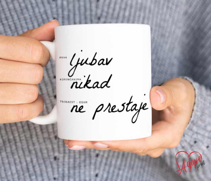 Šalica s tekstom „Ljubav nikad ne prestaje